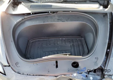 2025 Tesla Model 3 z USA, uszkodzony, nr VIN 5YJ3E1EA2SF982866